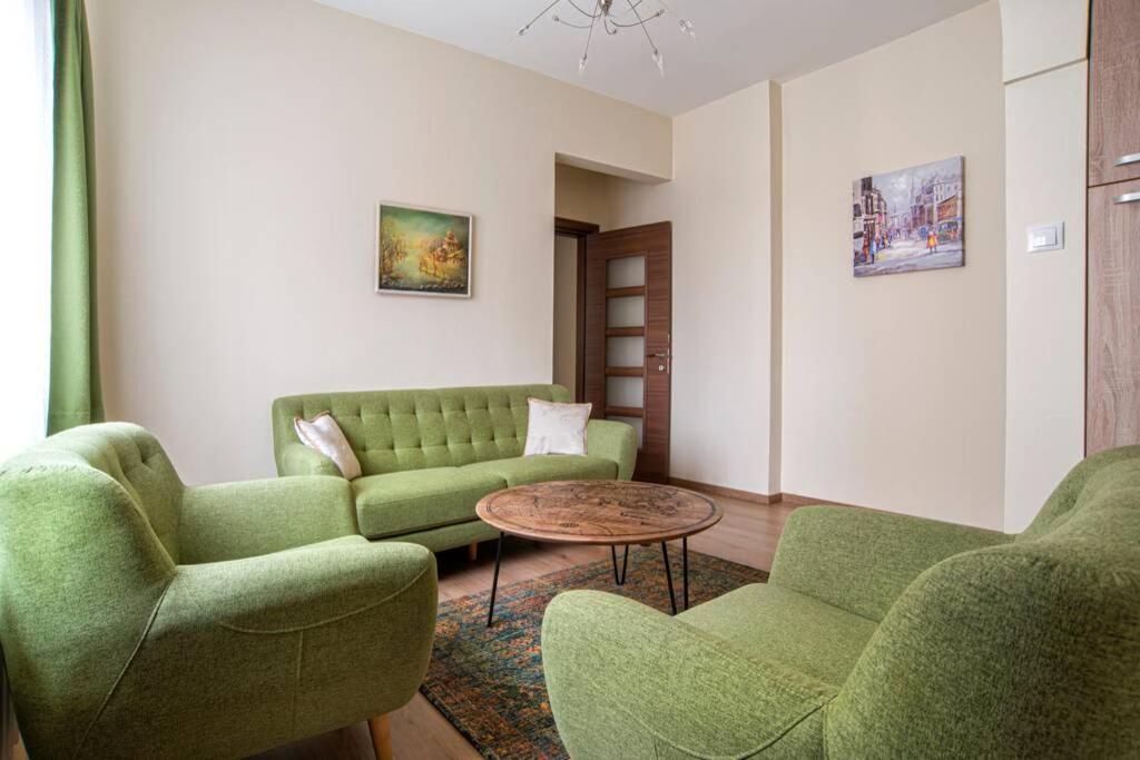 Elegant & Stylish 2 Bedroom *