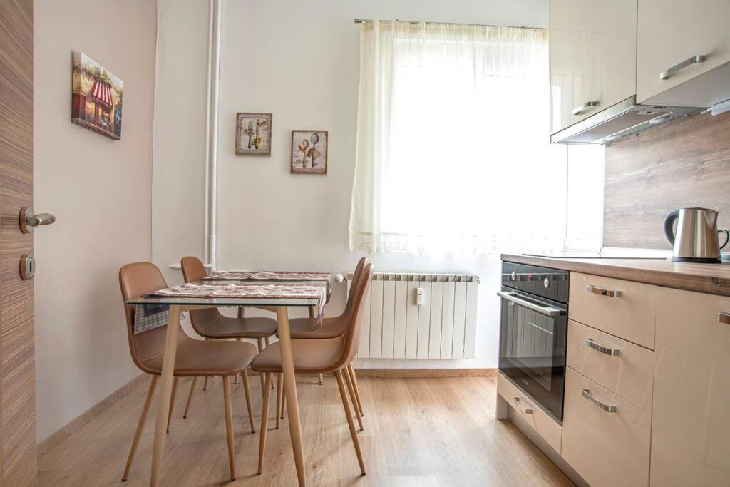 Elegant & Stylish 2 Bedroom Apartment *
