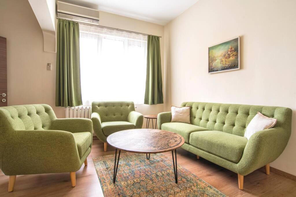 Elegant & Stylish 2 Bedroom Apartment