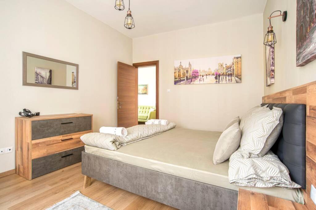 Elegant & Stylish 2 Bedroom Apartemen *